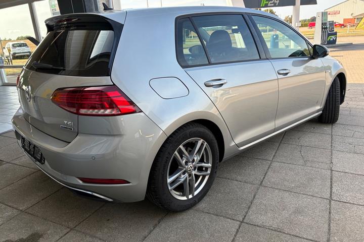 Grå VW Golf VII fra 2018