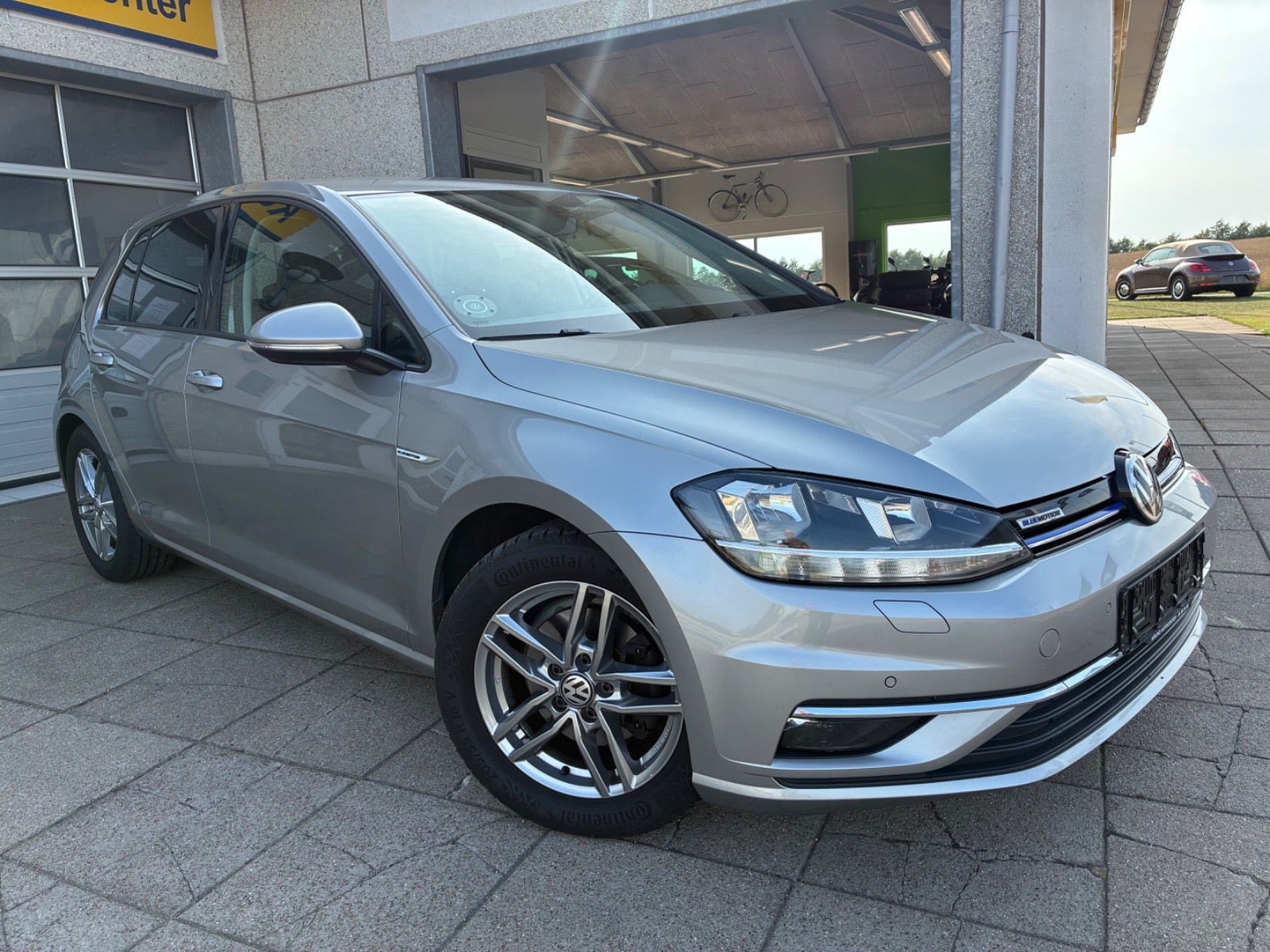 Grå VW Golf VII fra 2018
