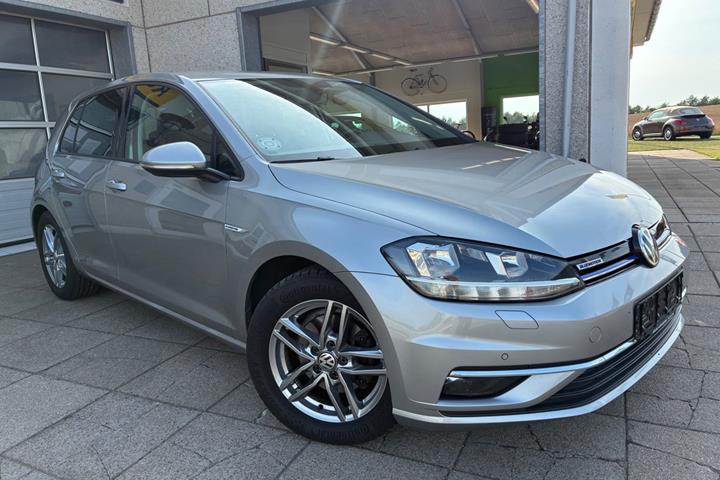 Grå VW Golf VII fra 2018