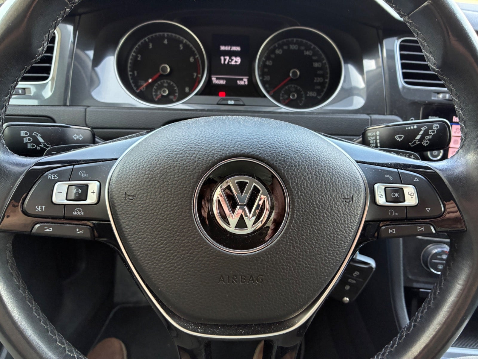 Grå VW Golf VII fra 2018