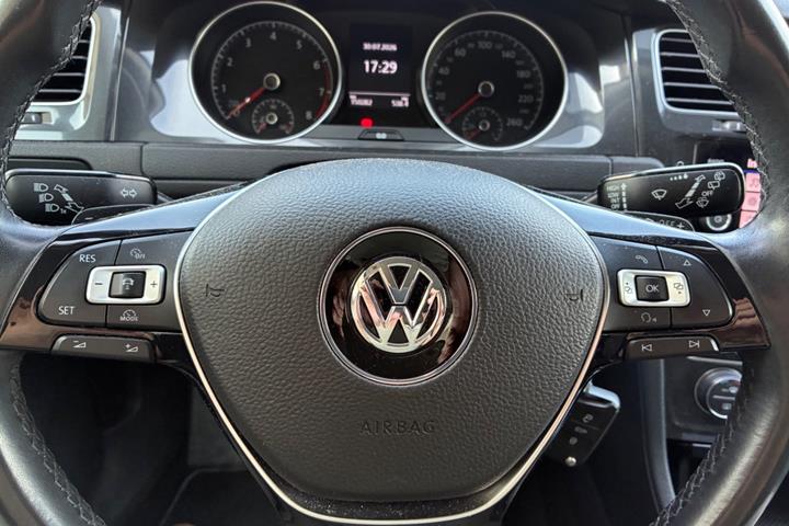 Grå VW Golf VII fra 2018