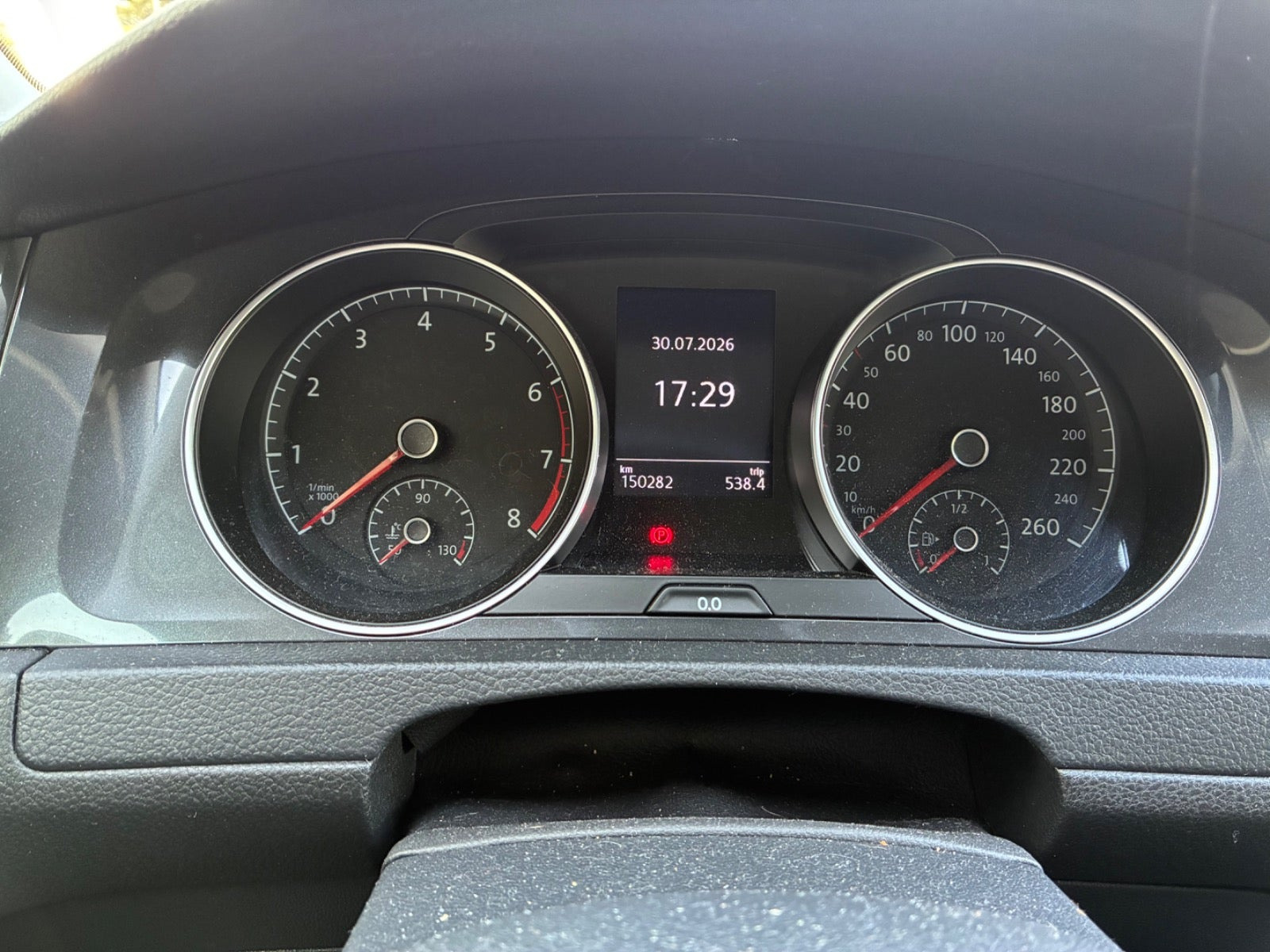 Grå VW Golf VII fra 2018