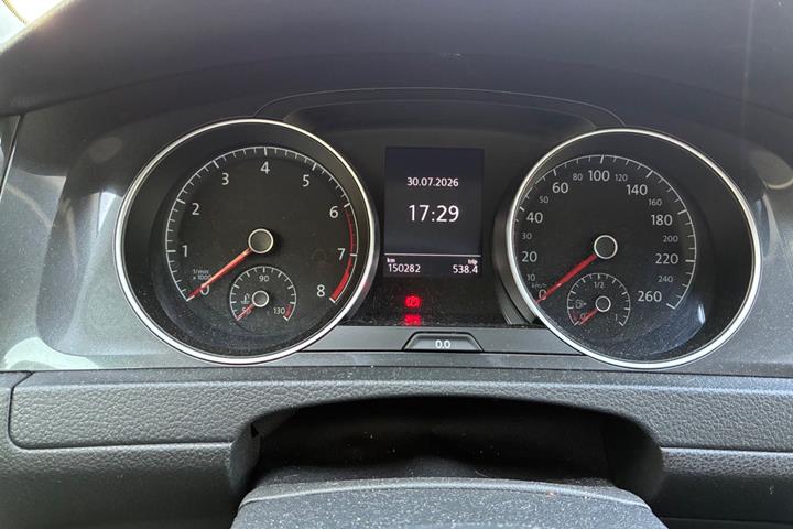 Grå VW Golf VII fra 2018