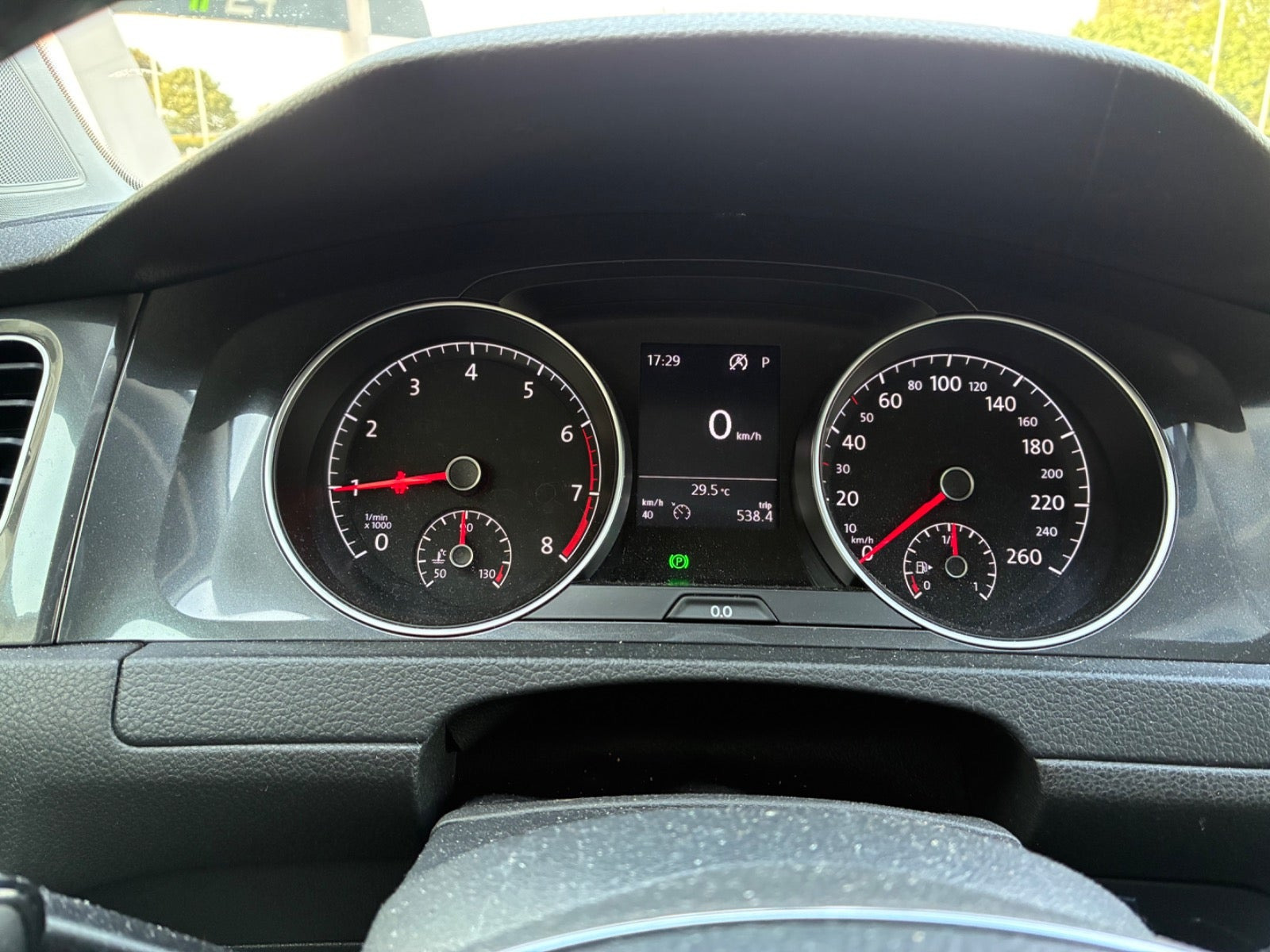Grå VW Golf VII fra 2018