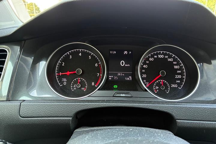 Grå VW Golf VII fra 2018