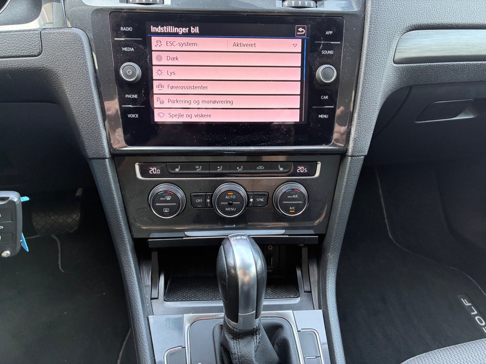 Grå VW Golf VII fra 2018