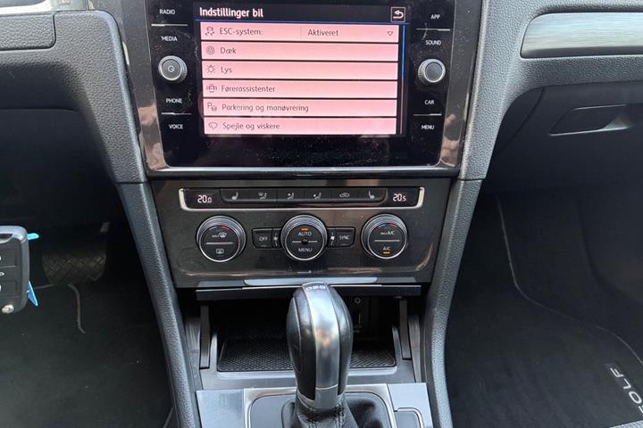Grå VW Golf VII fra 2018