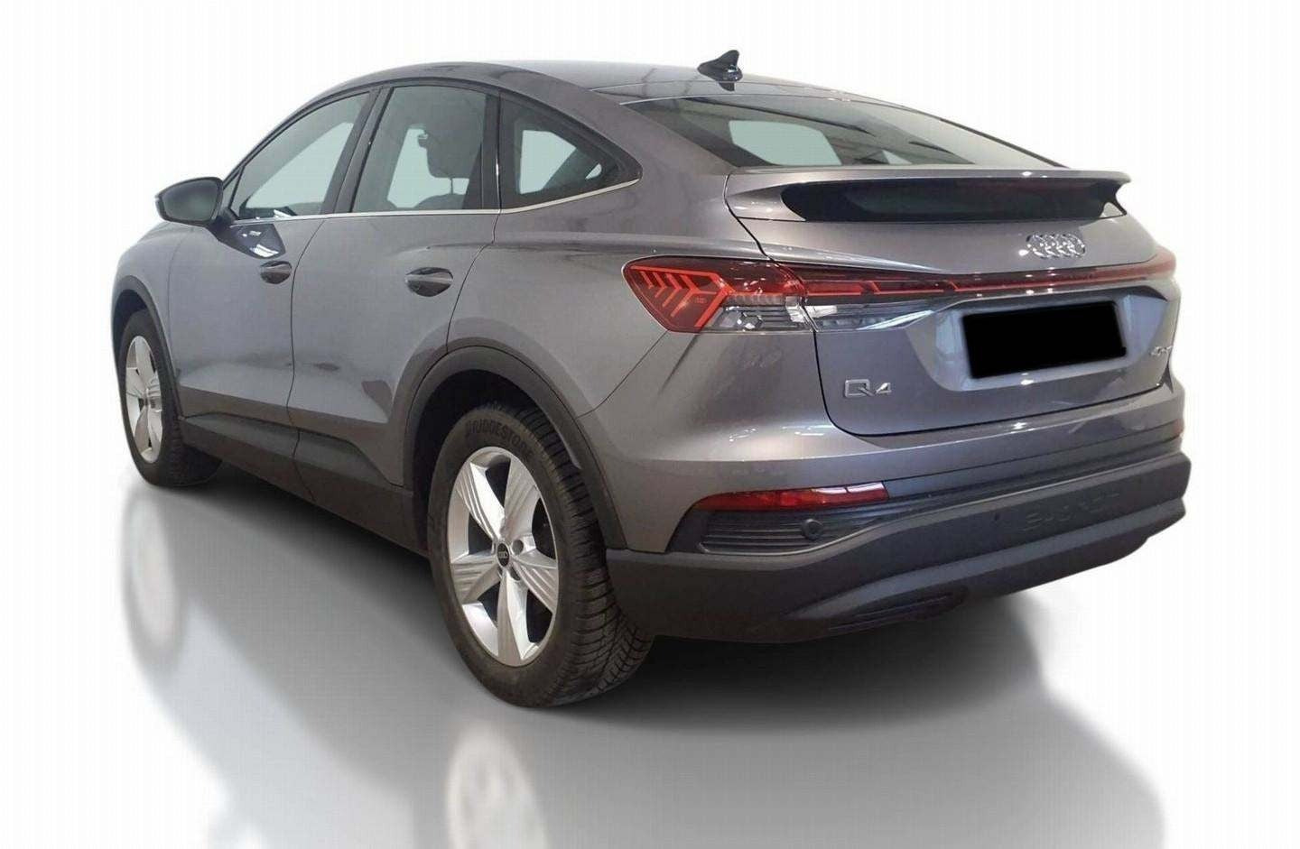 Grå Audi Q4 e-tron fra 2023
