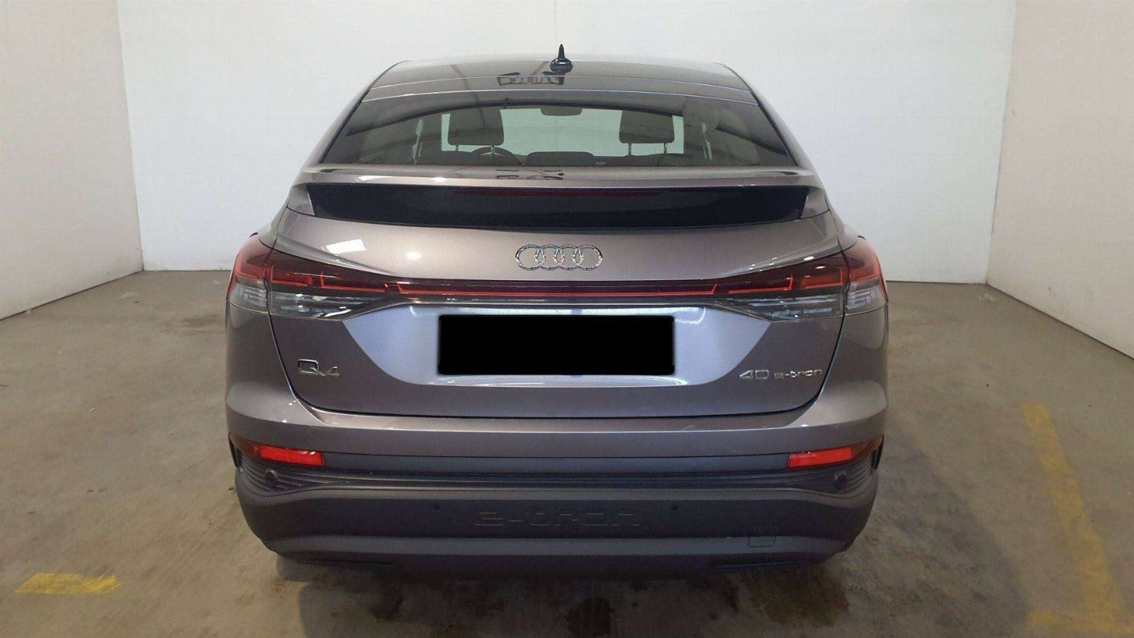 Grå Audi Q4 e-tron fra 2023