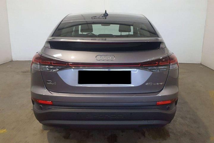 Grå Audi Q4 e-tron fra 2023