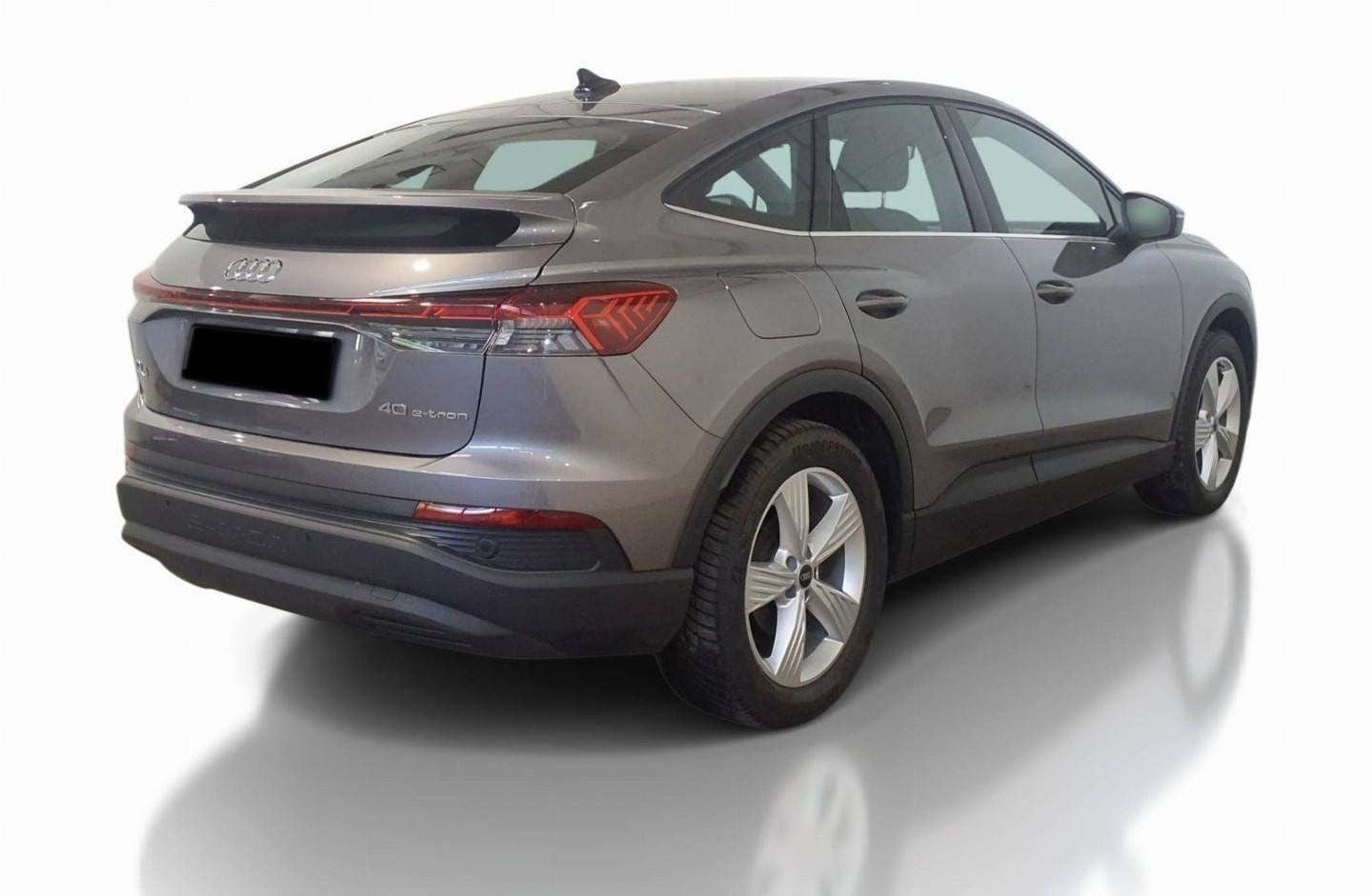 Grå Audi Q4 e-tron fra 2023