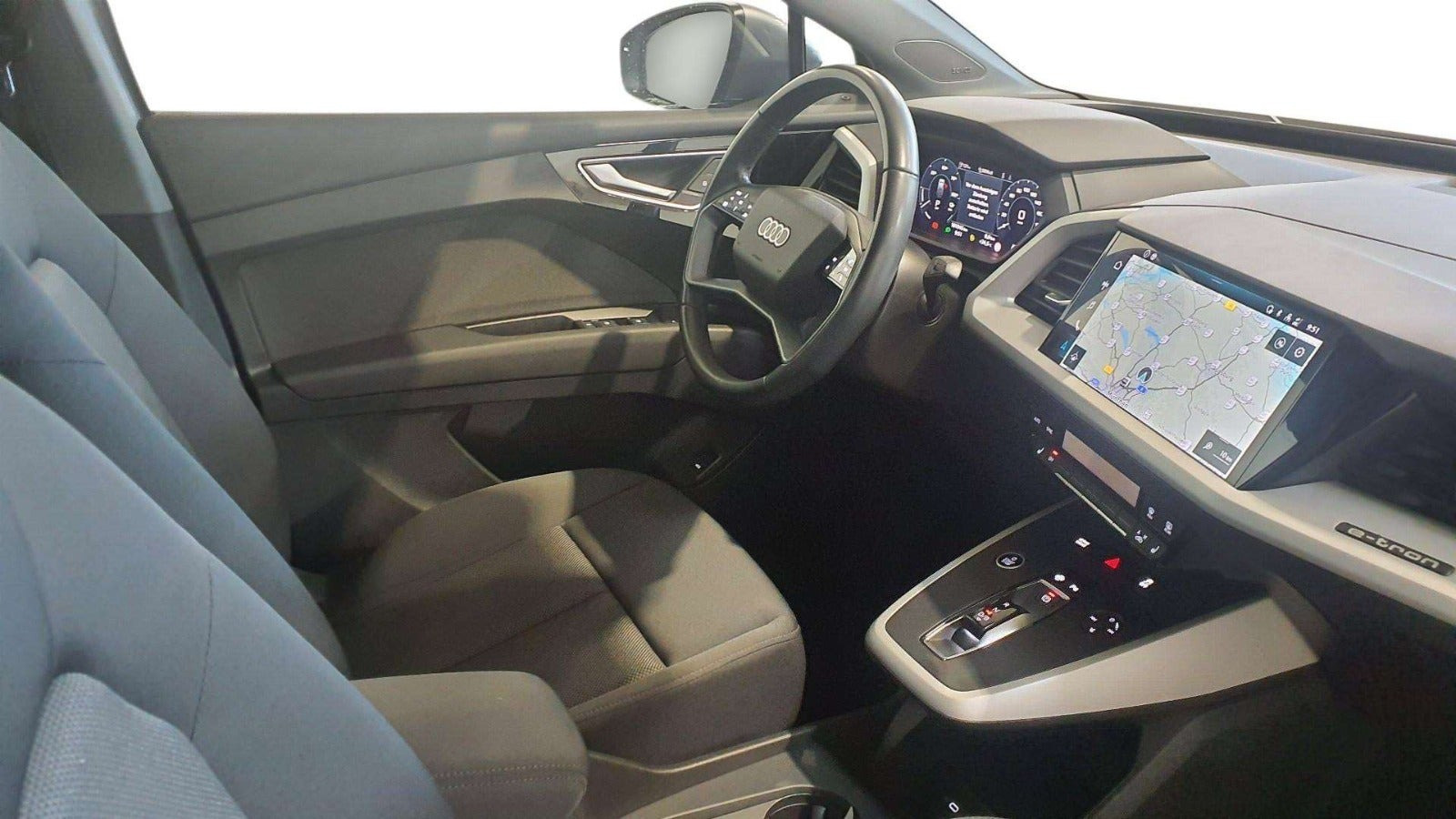 Grå Audi Q4 e-tron fra 2023