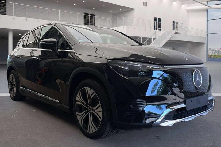 Sort Mercedes EQE350 SUV fra 2023