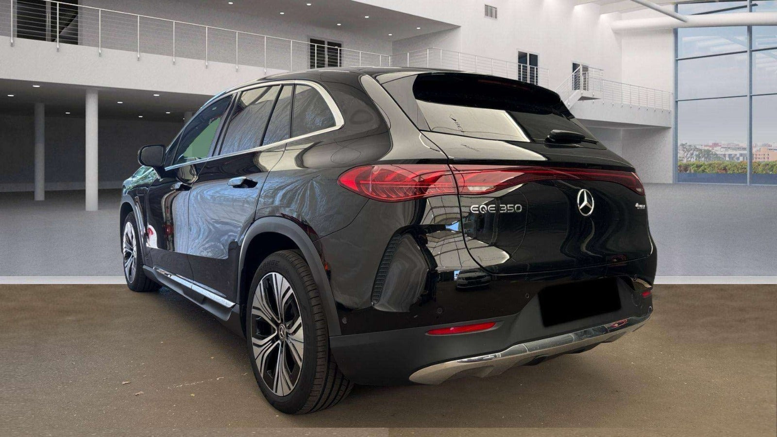 Sort Mercedes EQE350 SUV fra 2023