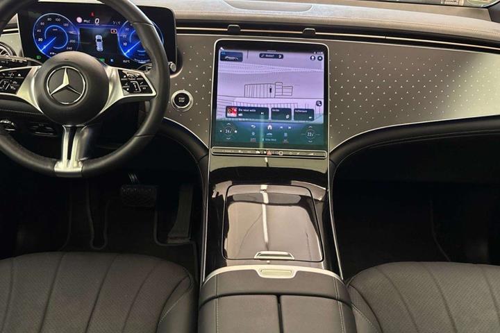 Sort Mercedes EQE350 SUV fra 2023
