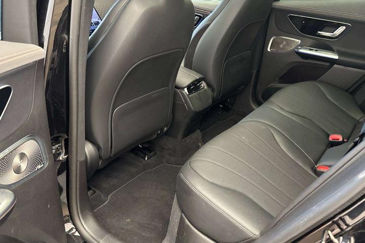 Sort Mercedes EQE350 SUV fra 2023