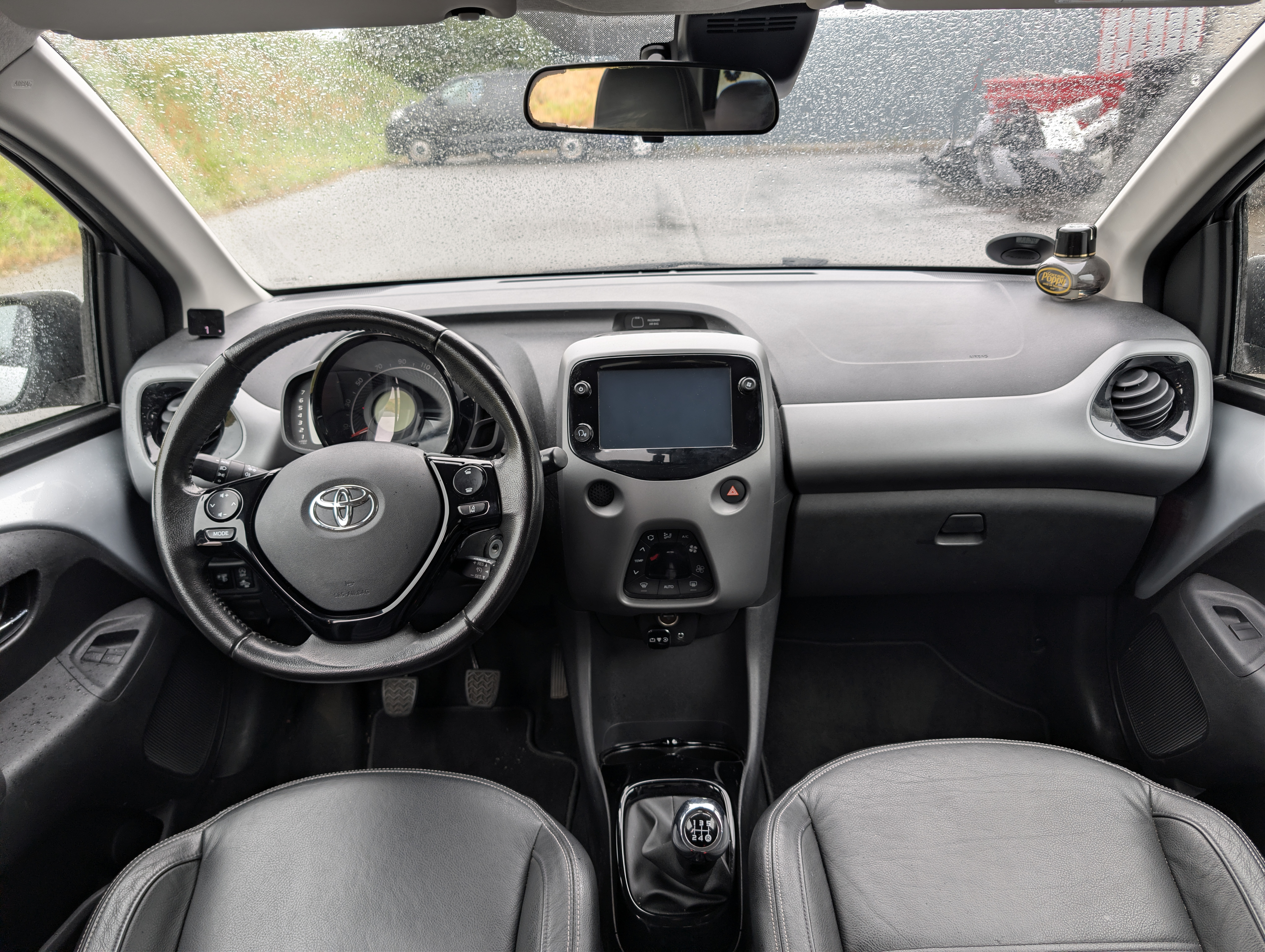 Grå Toyota Aygo fra 2020