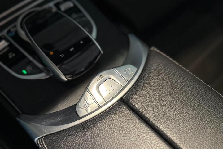 Grå Mercedes C220 d fra 2017