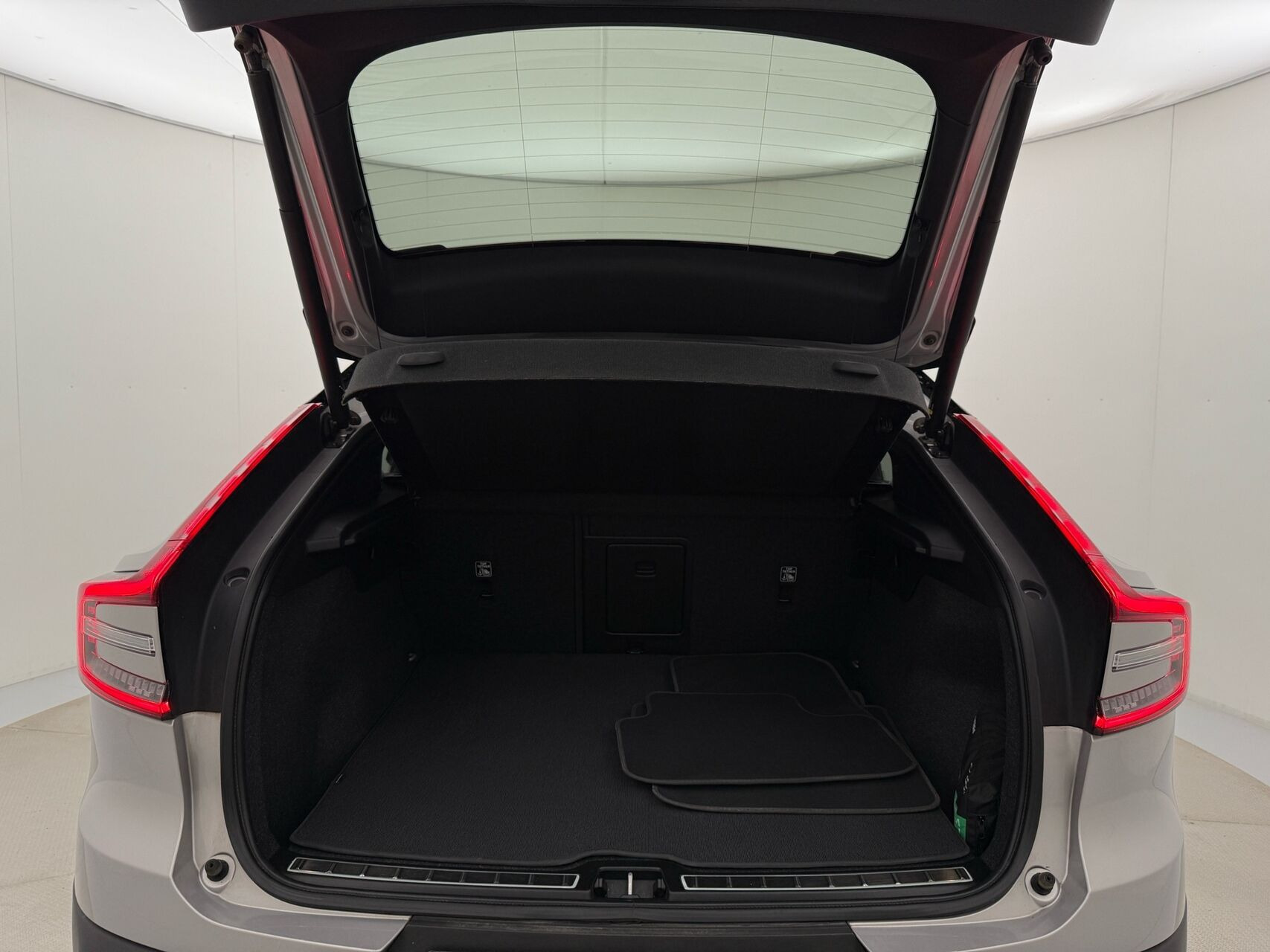 Sølv Volvo C40 fra 2022