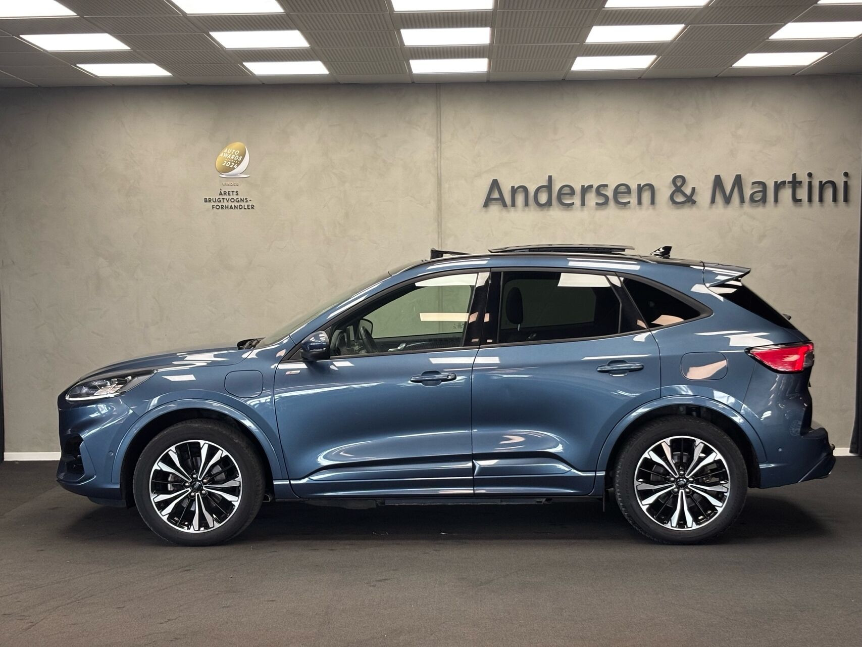 Blå Ford Kuga fra 2024