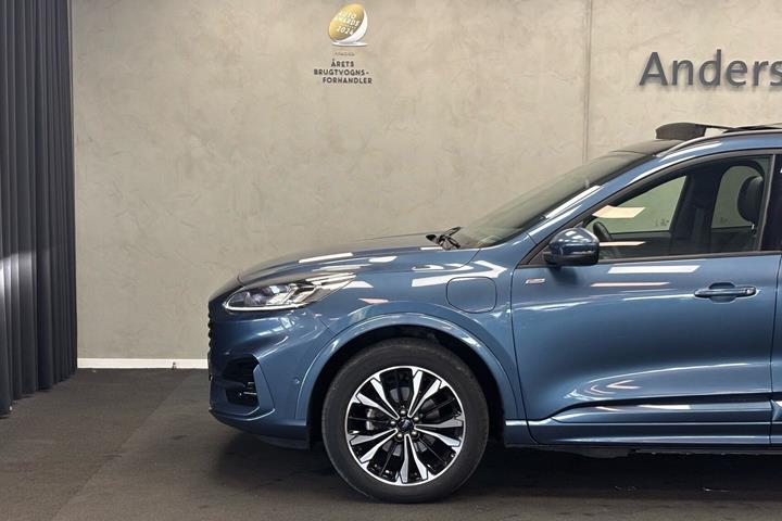 Blå Ford Kuga fra 2024