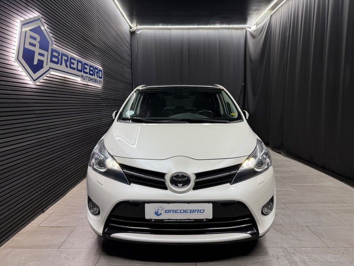 Hvid Toyota Verso fra 2015