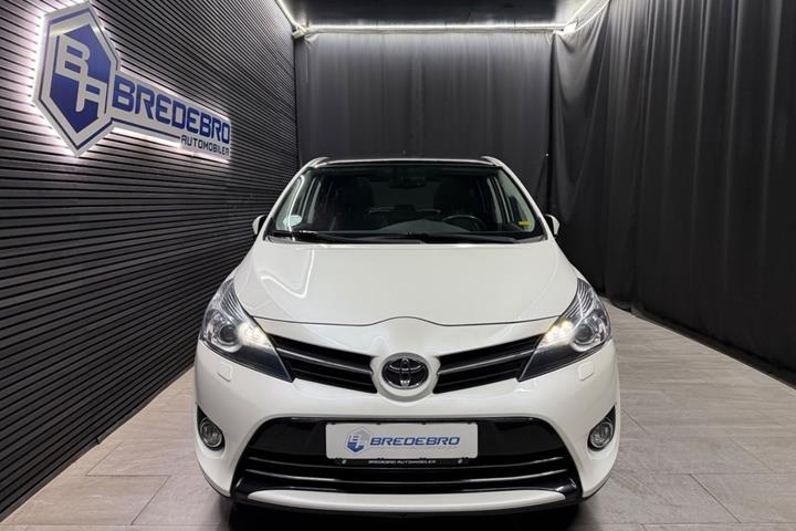 Hvid Toyota Verso fra 2015