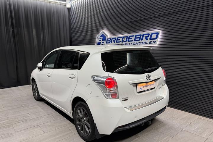 Hvid Toyota Verso fra 2015
