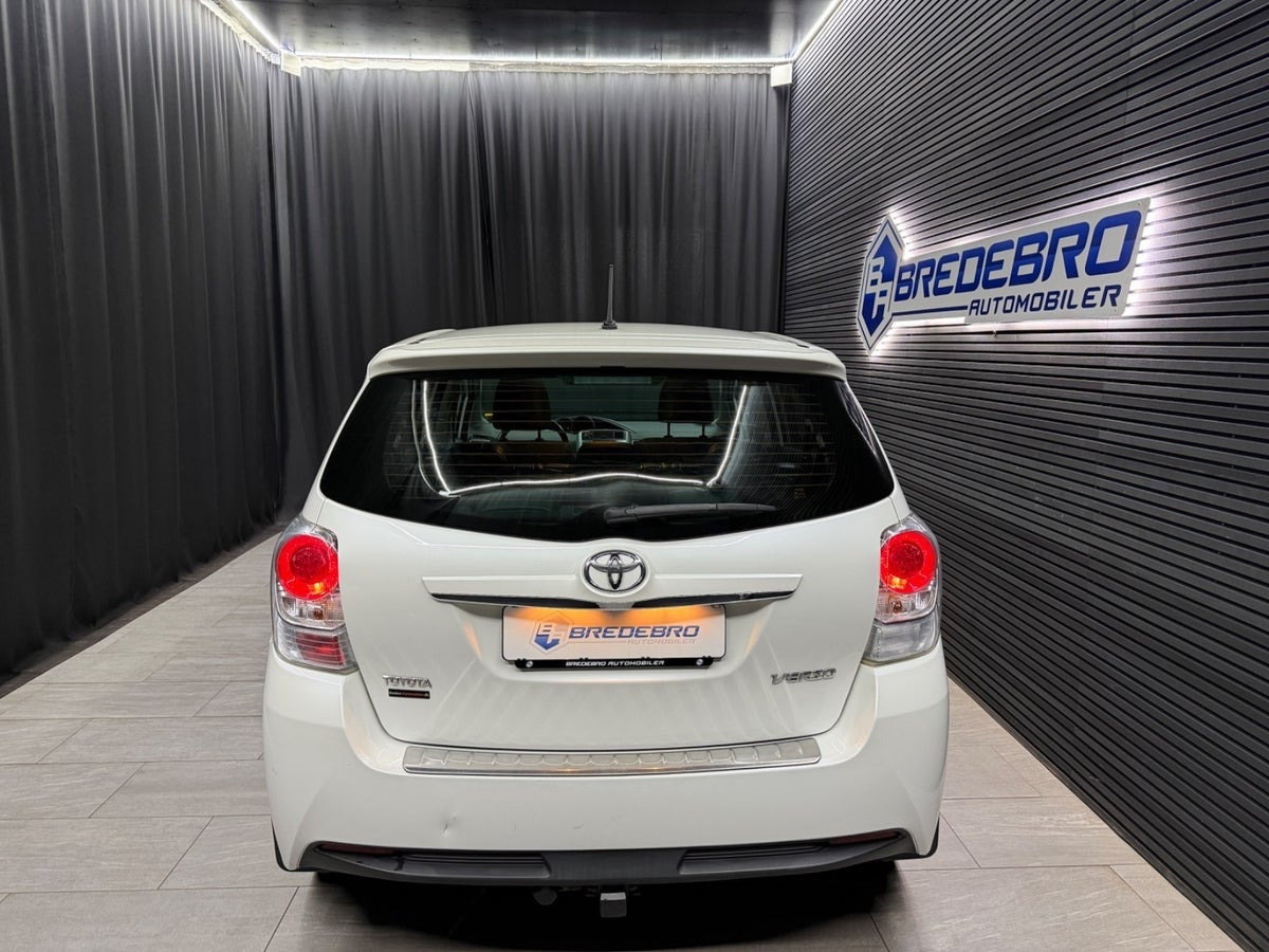 Hvid Toyota Verso fra 2015