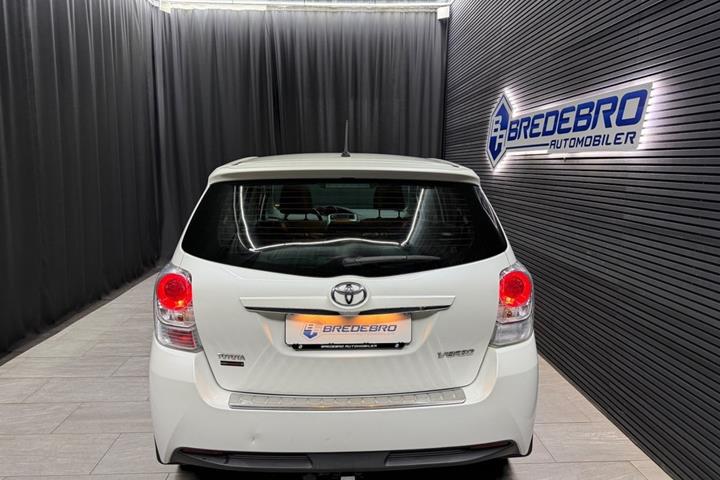 Hvid Toyota Verso fra 2015