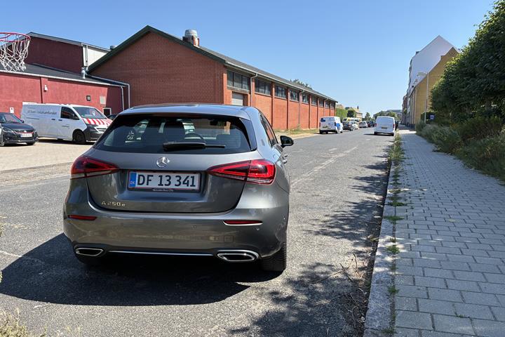 Grå Mercedes A250 e fra 2020