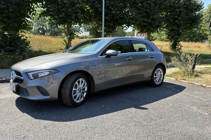 Grå Mercedes A250 e fra 2020