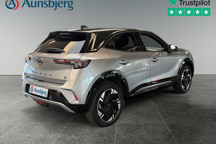 Sølv Opel Mokka-e fra 2025