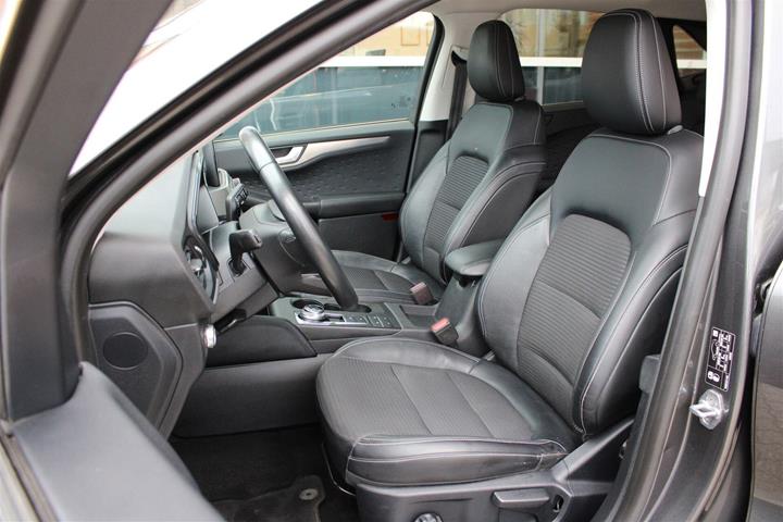 Grå Ford Kuga fra 2020
