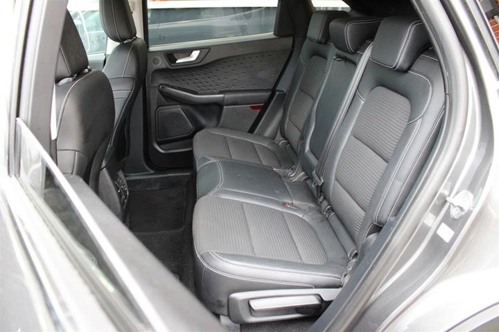 Grå Ford Kuga fra 2020