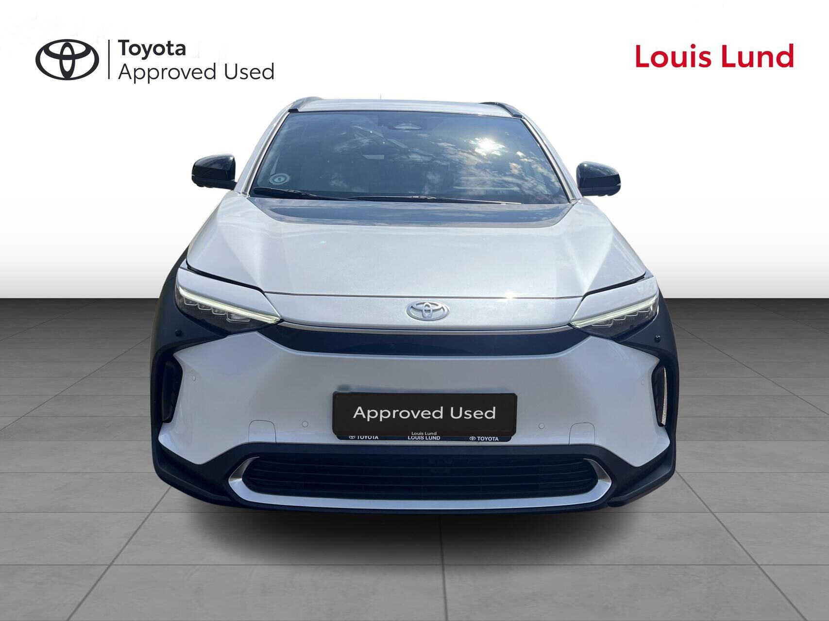 Hvid Toyota BZ4X fra 2025