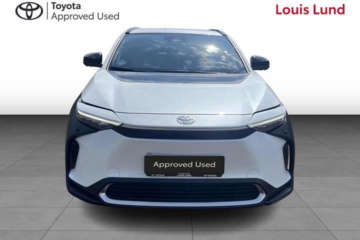 Hvid Toyota BZ4X fra 2025