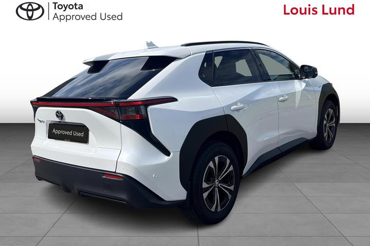 Hvid Toyota BZ4X fra 2025