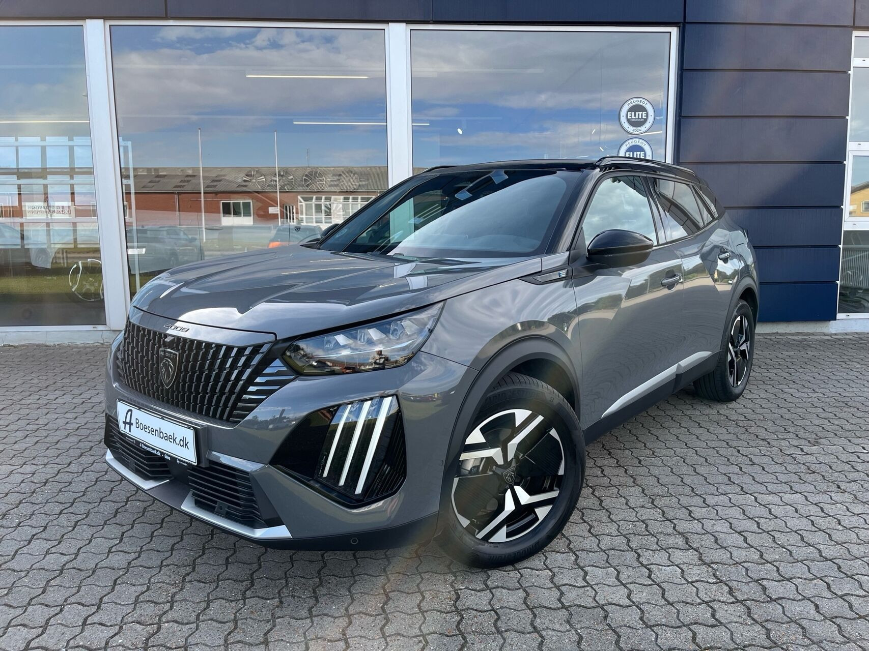 Grå Peugeot e-2008 fra 2025