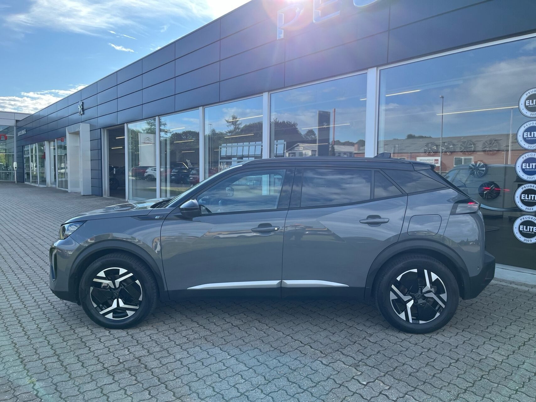 Grå Peugeot e-2008 fra 2025