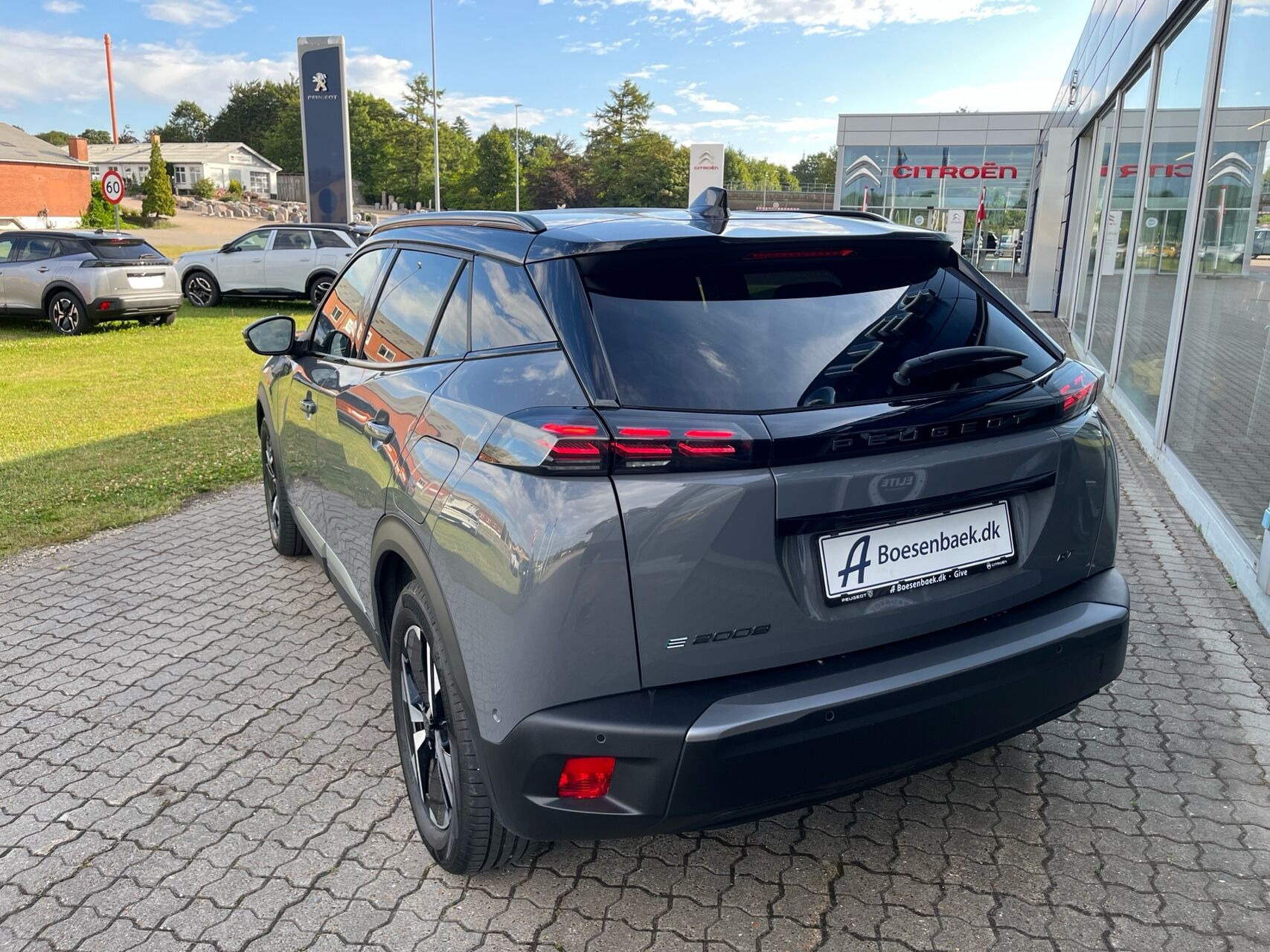 Grå Peugeot e-2008 fra 2025