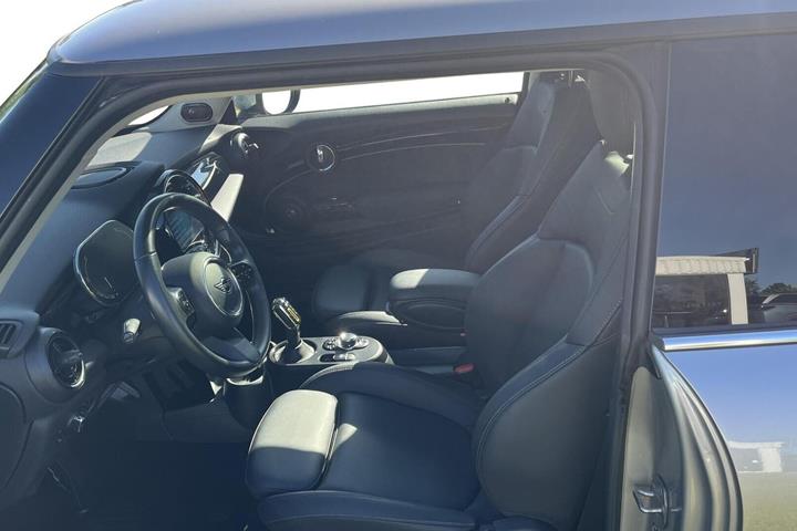 Sølv Mini Cooper SE fra 2023