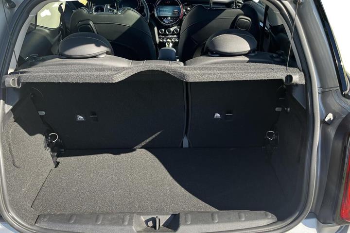 Sølv Mini Cooper SE fra 2023