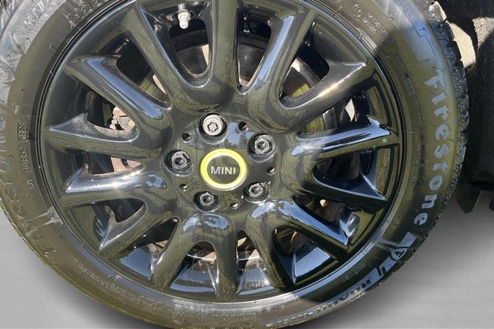 Sølv Mini Cooper SE fra 2023