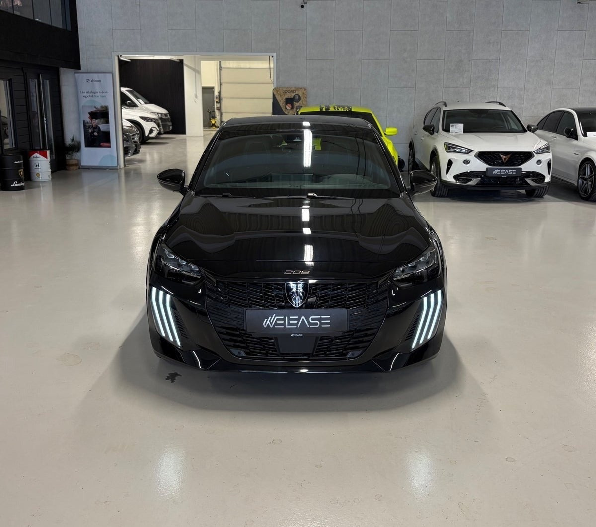 Sort Peugeot e-208 fra 2024