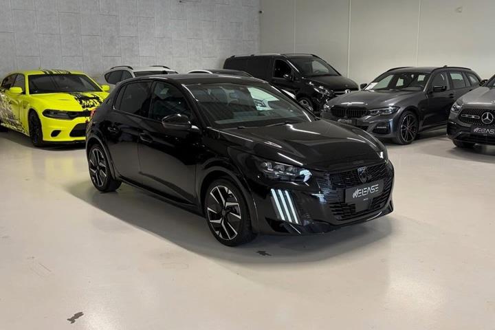 Sort Peugeot e-208 fra 2024