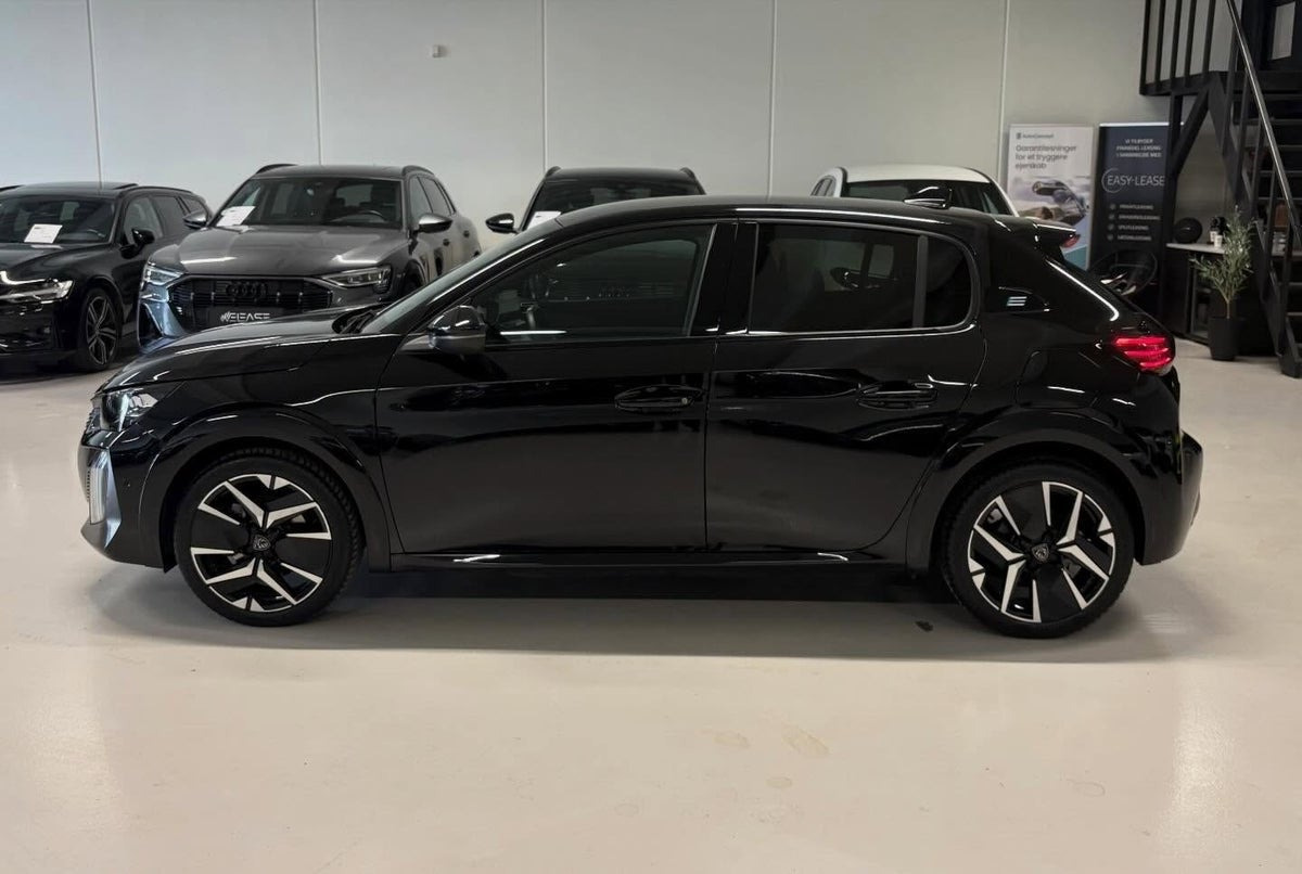 Sort Peugeot e-208 fra 2024