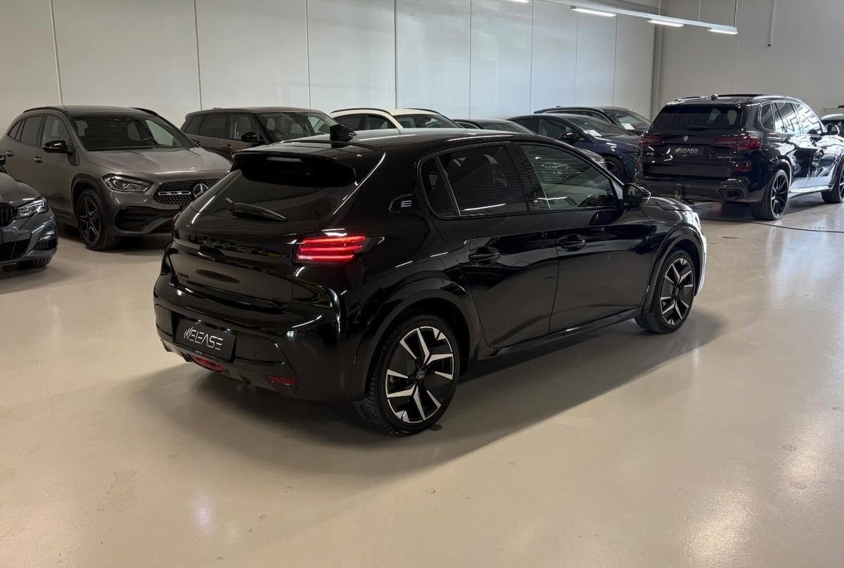 Sort Peugeot e-208 fra 2024