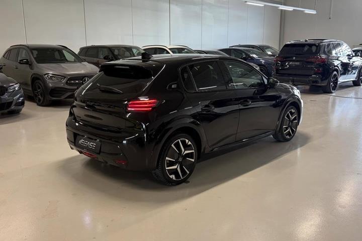 Sort Peugeot e-208 fra 2024