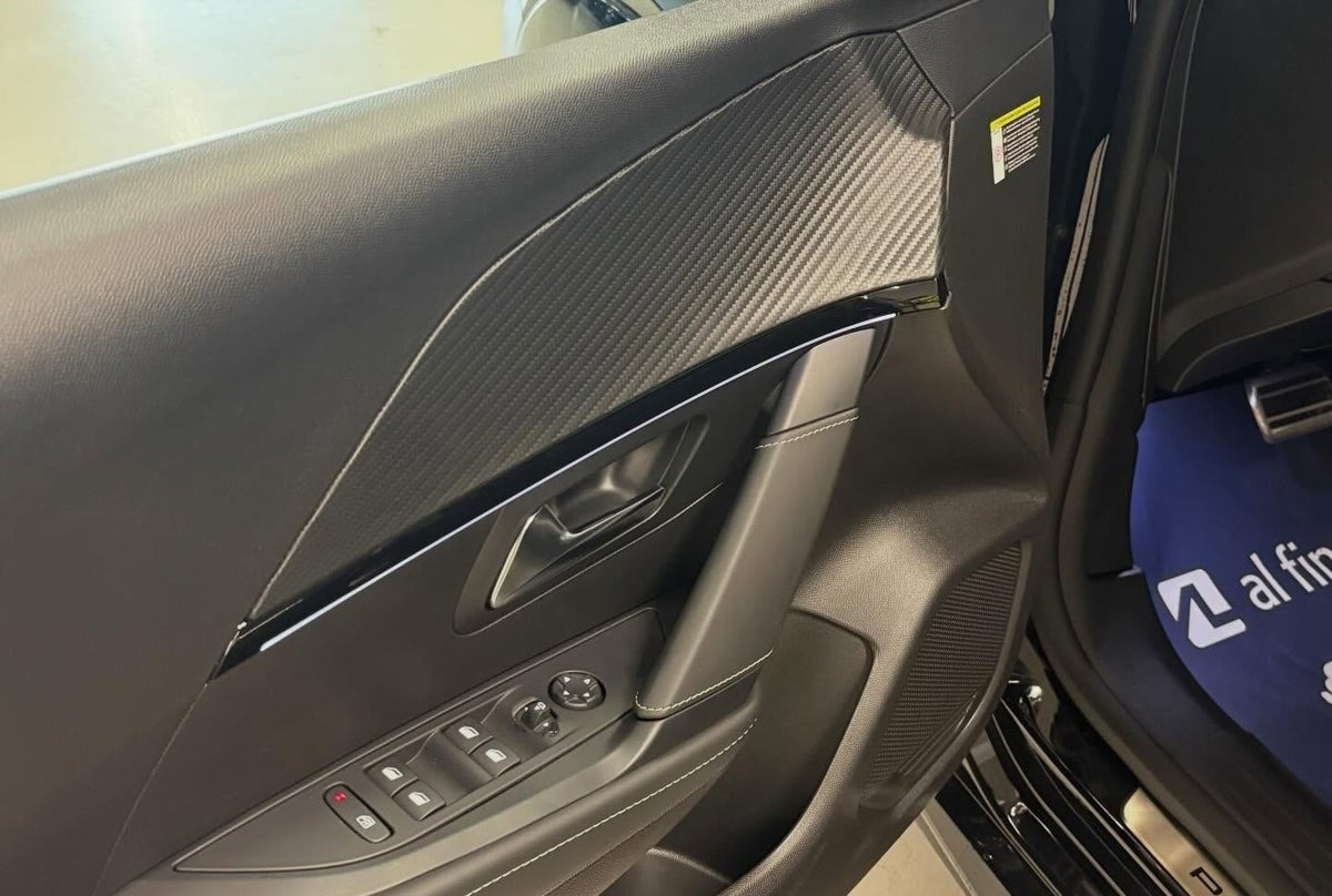 Sort Peugeot e-208 fra 2024